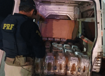 PRF apreende bebidas e 360 kg de doces transportados sem nota fiscal em Catalão