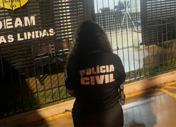 Mãe que mandava filho se jogar na frente de um ônibus é presa por tortura em Águas Lindas