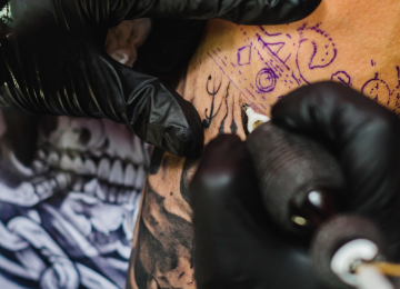 Conselho Federal de Medicina proíbe uso de anestesia para tatuagens em todo o Brasil