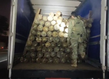 PRF apreende carga de madeira irregular na BR-153 em Jaraguá