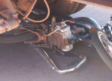 Carreta invade preferencial, arrasta motocicleta e condutor sofre apenas ferimentos leves em Jataí