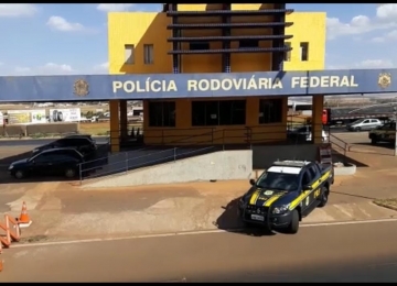 PRF flagra bitrens com excesso de peso e cometendo fraude fiscal em Rio Verde
