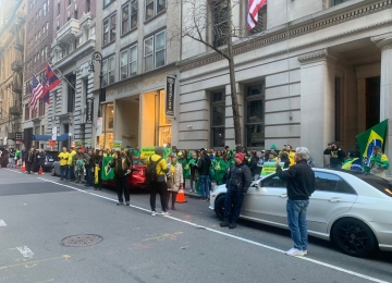 Ministros do STF são hostilizados por manifestantes em Nova York