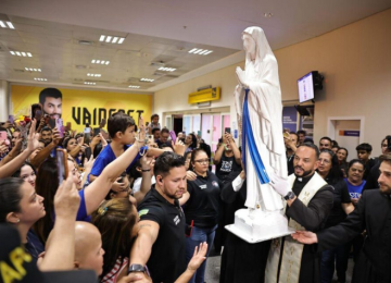 Fiéis recepcionam imagem peregrina de Nossa Senhora de Lourdes em Goiânia