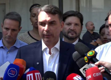 Flávio Bolsonaro mantém Alfredo Gaspar como vice e chama acusação contra deputado de 