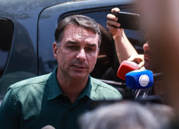 Flávio Bolsonaro teria deixado o Brasil rumo aos Estados Unidos após ordem de apreensão de passaportes, diz site