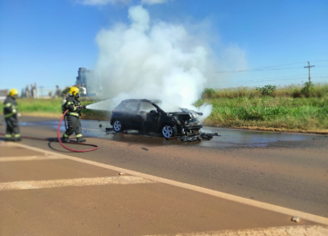 Carro com quatro passageiras colide em carreta e pega fogo na BR-060, em Rio Verde