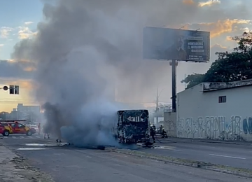 Fogo em ônibus é controlado pelos Bombeiros no Setor Vila Nova, em Goiânia