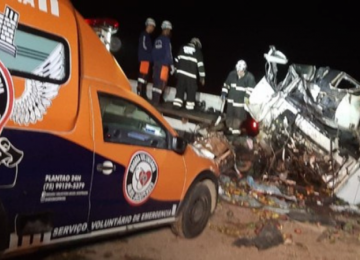 Grave acidente entre caminhão e ônibus com passageiros deixa 24 mortos e sete feridos na Bahia