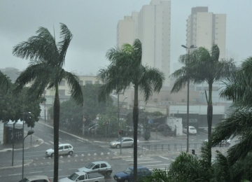 Frente fria mantém chuvas para Goiás durante final de semana