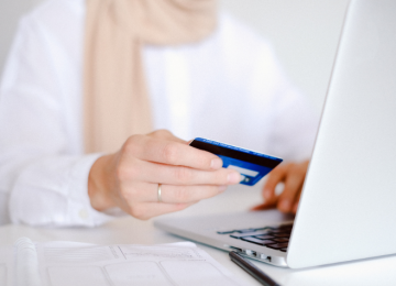 Funcionária de empresa de convênio médico é presa por usar cartões de clientes para realizar compras, em Rio Verde