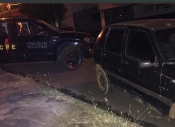 Dois são presos com carro furtado por faróis apagados em Rio Verde