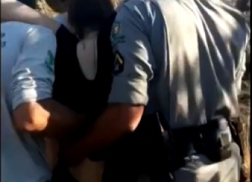Policiais militares carregam turista com o pé machucado por 6 km, em Goiás