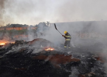 Galpão de materiais recicláveis pega fogo em Quirinópolis