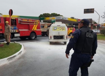 Equipe da GCM apoio Bombeiros para apagar fogo de veiculo na entrada de Rio Verde