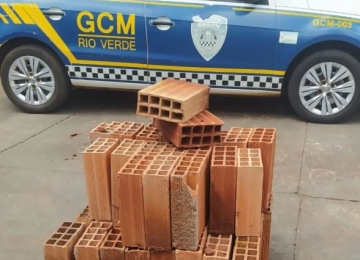 GCM flagra autores furtando tijolos em construção de Rio Verde