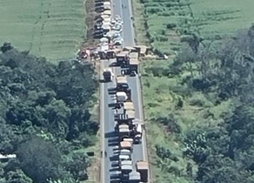 Acidente entre carretas interdita GO-174 entre Rio Verde e Montividiu