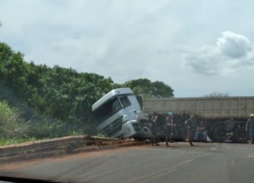 Sábado registra acidentes em rodovias próximas à Rio Verde com caminhões carregados 