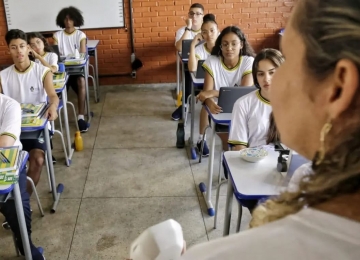 Professores da rede estadual terão aumento de 5,4% e piso ficará acima do nacional