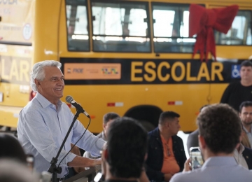 Governo de Goiás entrega ônibus escolares para 54 municípios