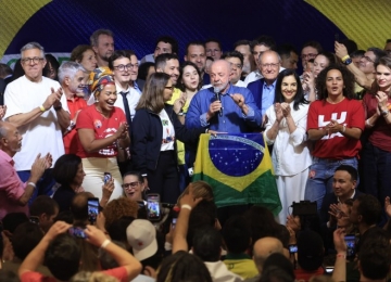 Governo Lula busca evitar crise diplomática sobre ajuda da Casa Branca à fuga de Flávio Bolsonaro
