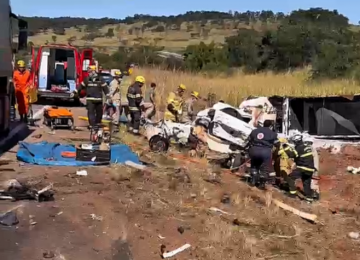 Grave acidente entre carro e carretas deixa dois mortos e dois feridos em estado grave em Nerópolis