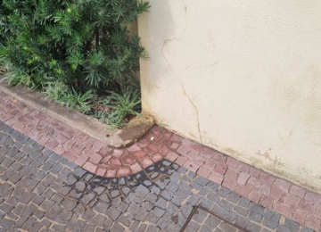 Homem xinga policiais ao ser visto urinando em via pública no centro de Rio Verde