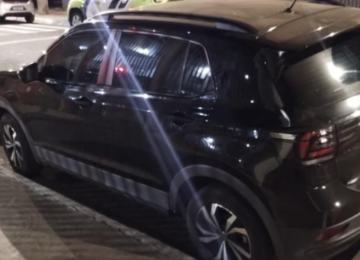 Funcionário de lava jato usa carro de cliente para dar 