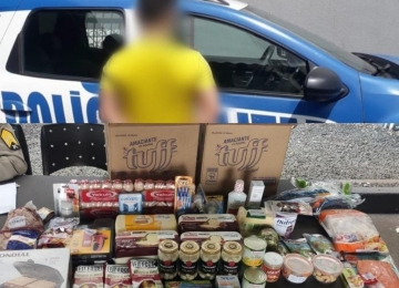 Homem é preso furtando mais de mil reais em produtos em hipermercado de Rio Verde.
