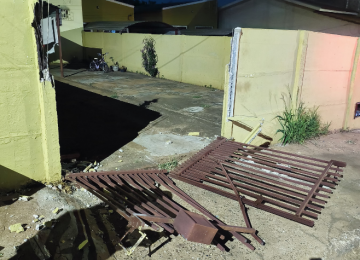 Homem foge após agredir namorada e destruir portão, mas é preso na casa da mãe em Rio Verde