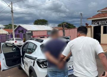 Homem é preso em flagrante ao chegar na delegacia após agredir companheira em Rio Verde