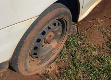 Homem volta à prisão após furar pneus de carro da ex-companheira, no Bairro Martins, em Rio Verde