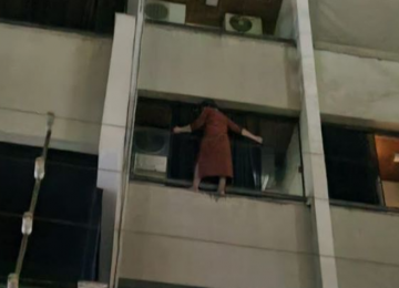 Idosa fica pendurada na janela para fugir de ladrão que invadiu apartamento, em Goiânia