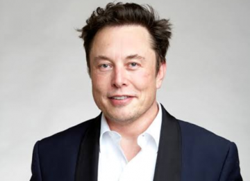 Idosa perde R$ 150 mil em golpe e quase vende casa ao acreditar estar namorando Elon Musk