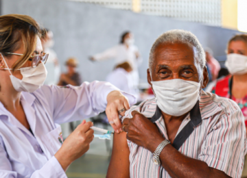 Em 4º dia sem novos óbitos por Covid, Rio Verde vacina quase 4 mil pessoas no sábado e inicia doses de reforço