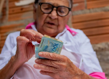 Idosos de baixa renda podem receber benefício de R$ 1.518 além da aposentadoria; entenda
