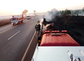 Caminhão carregado de capim seco pega fogo em rodovia próximo à Itumbiara na BR-452