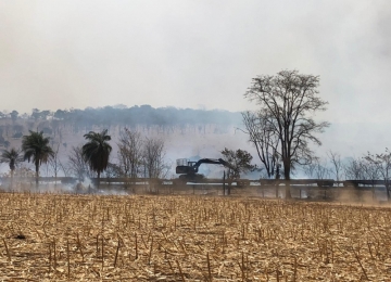 Retroescavadeira pega fogo na zona rural de Ipameri e atinge pelo menos 20 fazendas da região