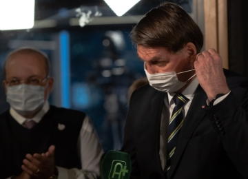 Bolsonaro veta uso obrigatório de máscara em comércio, escolas e templos