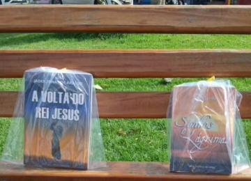 Projeto da Cultura coloca livros em banco de praça do Bairro Promissão