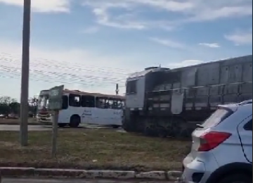 Motorista de ônibus circular ignora passagem de trem e causa acidente em Brasília, vídeo viraliza
