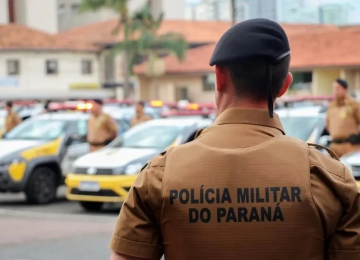 Mulher aperta seio e joga leite materno em policial, no Paraná