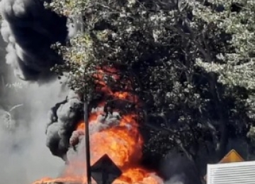 Caminhão carregado de combustível de aviação explode e motorista tem corpo queimado em Goiás