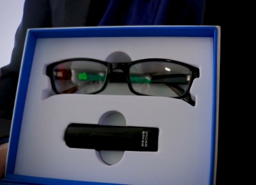 Alunos com deficiência visual ganham óculos que descrevem objetos através de áudio