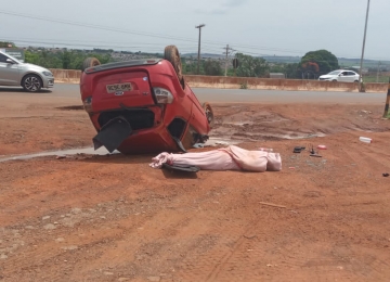 AGORA: Homem capota carro na BR-060 e corpo que ele transportava é revelado no momento do acidente