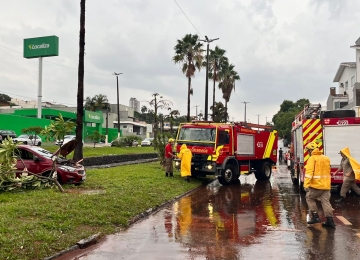Durante forte chuvas de hoje (17), dois carros são arrastados pela enxurrada