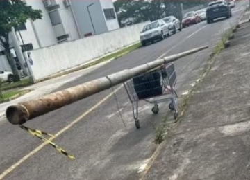Homem rouba poste de metal, com um carrinho de supermercado