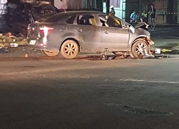 Acidente entre dois veículos de passeio agora à noite, no Bairro Popular, em Rio Verde, neste sábado (02).