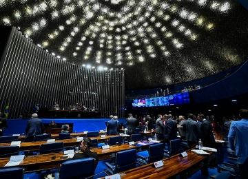INFÂNCIA NÃO É PALCO: SENADO APROVA LEI HISTÓRICA CONTRA A ADULTIZAÇÃO DIGITAL