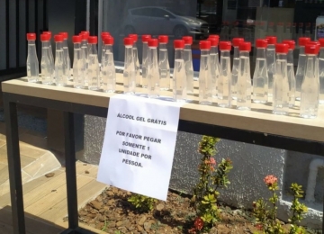 Proprietário de açougue em Jataí (GO) distribui álcool em gel de graça à população